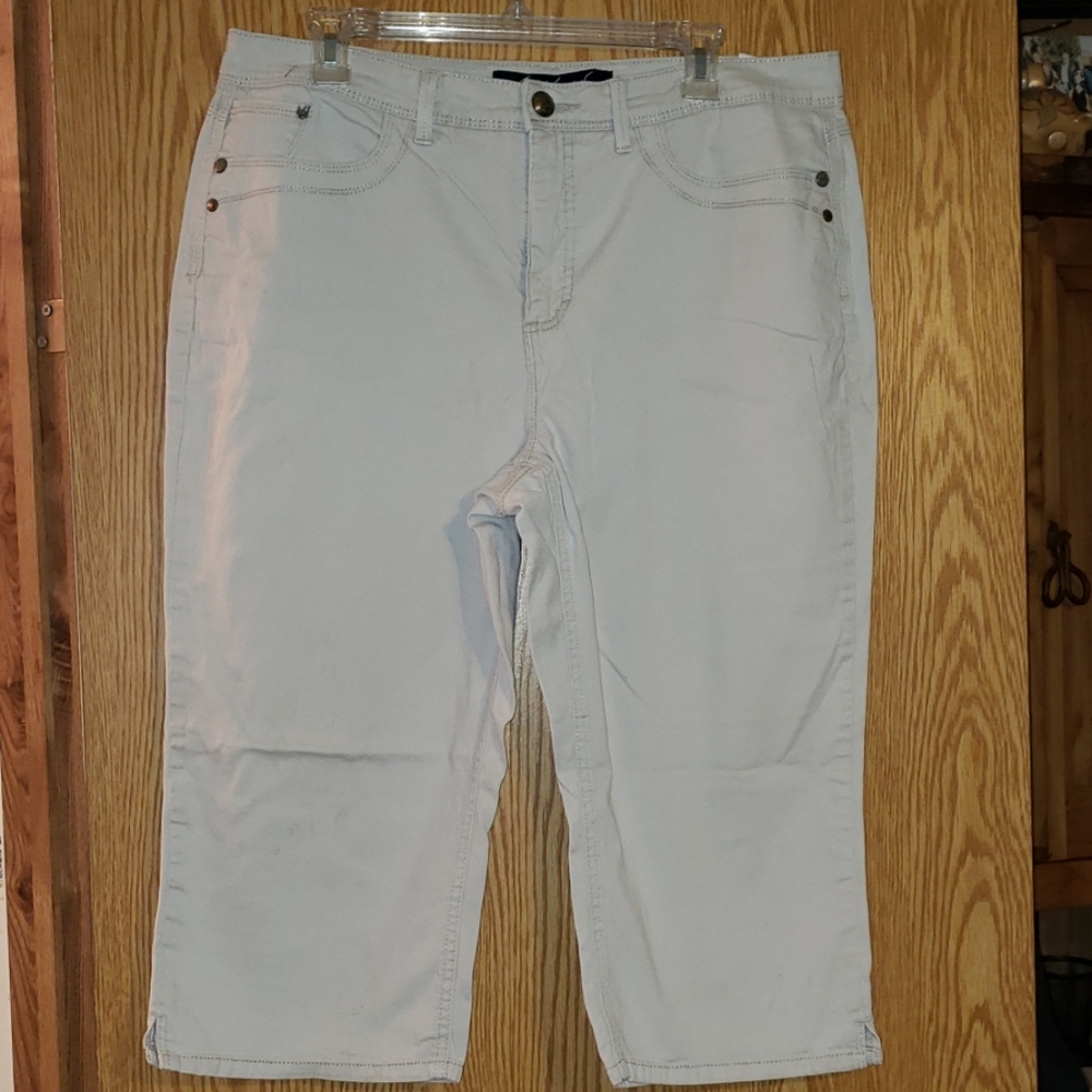 Womens Gloria Vanderbilt capri's sz-16